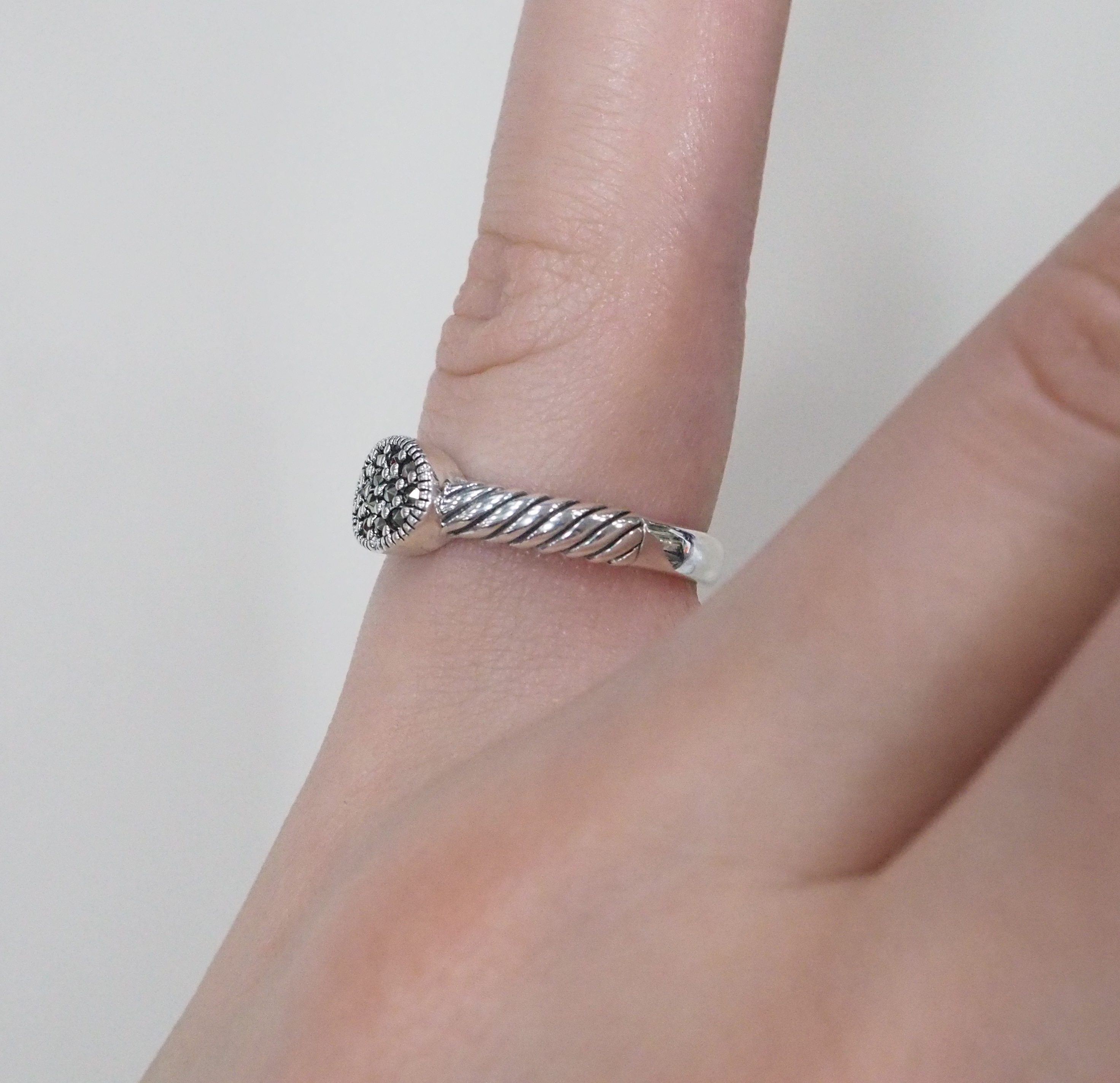 Серебряное кольцо с марказитами